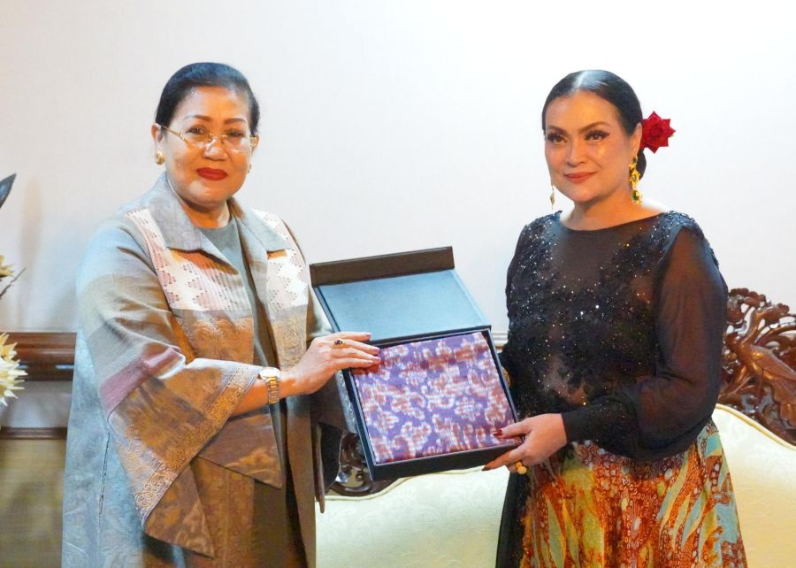 Ketua Tim Penggerak PKK Provinsi Bali sekaligus Ketua Dekranasda Provinsi Bali, Ny. Putri Koster, menerima kunjungan Istri Wakil Menteri Transmigrasi Republik Indonesia, Ny. Nita Viva Yoga Mauladi, di Ruang VIP Art Center, Denpasar, Bali, Senin (22/6/2026) sore. (foto/sukadana)