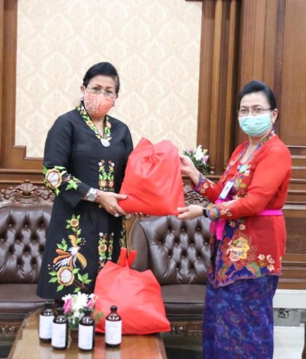 podiumnews.com-Bantuan Masyarakat Terdampak Covid-19, Ny Putri Koster Apresiasi BPOM Denpasar