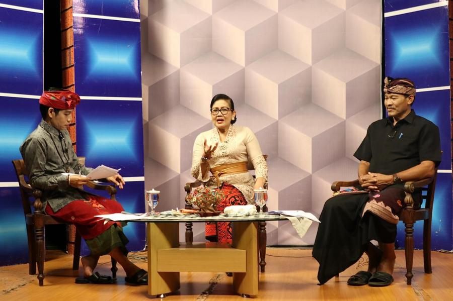 podiumnews.com-Ny Putri Koster Motivasi Perajin Bali Tak Mati Suri di Tengah Pandemi 