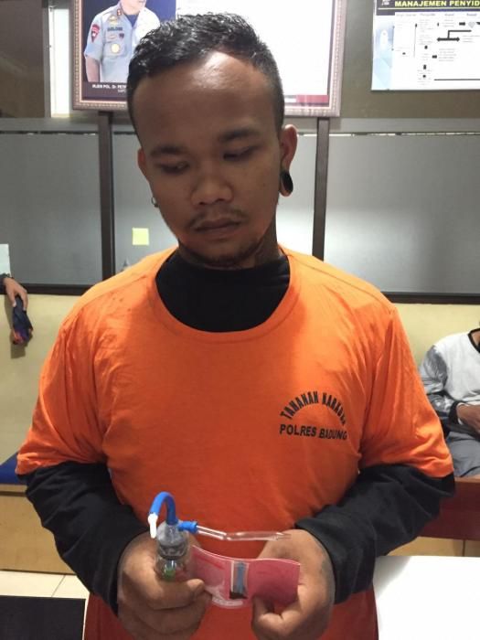 podiumnews.com-Ambil Tempelan Sabu, Teguh Digelandang Polisi