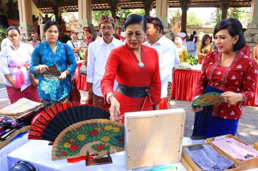 Ny. Putri Koster Minta Pengusaha Besar Bantu IKM Bali
