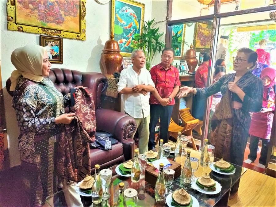 podiumnews.com-Komit Lestarikan Tenun Bali, Ny Putri Koster: Motif Perlu Dipatenkan Agar Tak Dijilplak