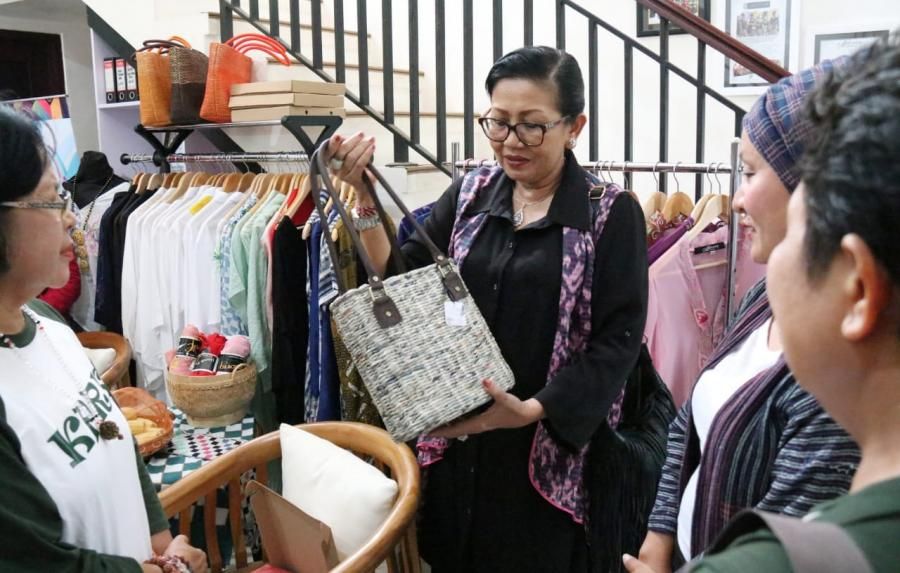 podiumnews.com-Ny Putri Koster Tinjau Koperasi Perempuan Ramah Keluarga