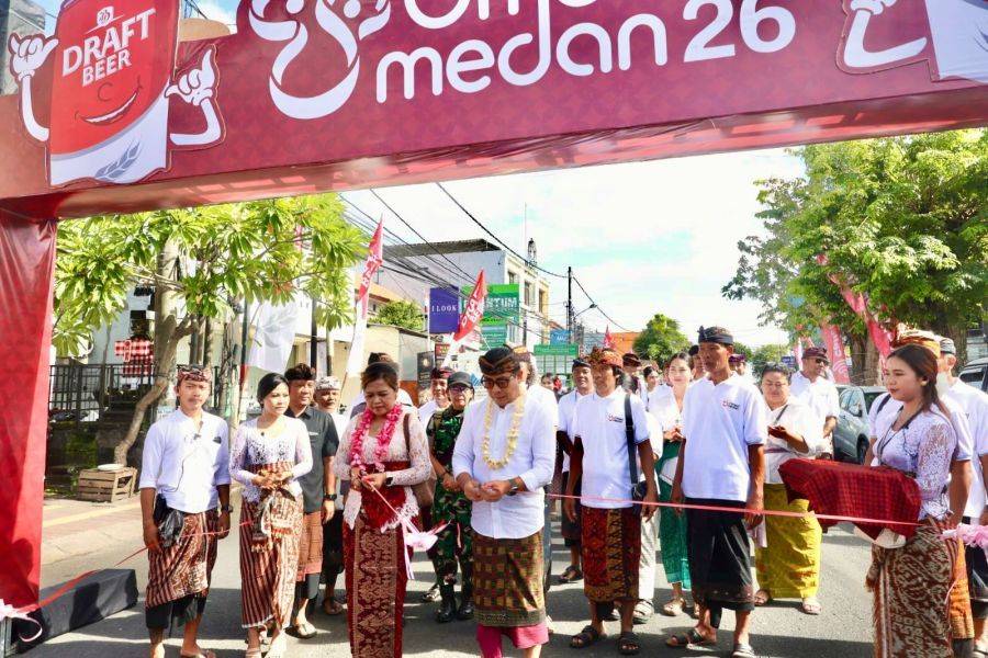 Wakil Walikota Denpasar, I Kadek Agus Arya Wibawa, bersama Anggota DPRD Provinsi Bali, Ni Wayan Sari Galung; Anggota DPRD Kota Denpasar, Luh Putu Mamas Lestari dan Putu Melati Purbaningrat Yo saat pembukaan SHOOF 2026, di Banjar Kaja Sesetan, Denpasar, Bali, Jumat (20/3/2026). (foto/sukadana)