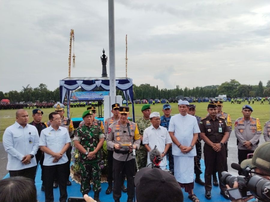 Kapolda Bali Irjen Pol Daniel Adityajaya memimpin apel gelar pasukan Operasi Lilin Agung di Lapangan Puputan Margarana Niti Mandala Denpasar, Jumat (19/12/2025). (foto/hes)
