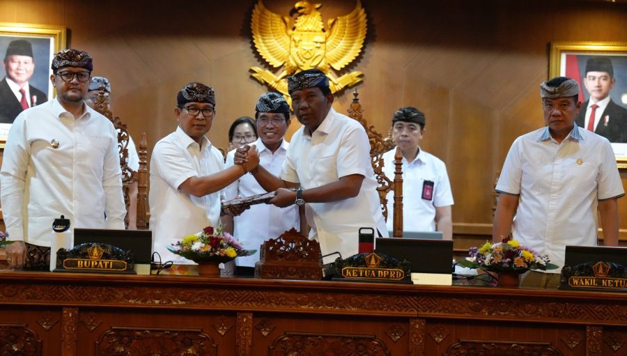 Bupati Badung I Wayan Adi Arnawa bersama Wabup Bagus Alit Sucipta menyampaikan Jawaban Pemerintah terhadap Pandangan Umum Fraksi-Fraksi DPRD saat Rapat Paripurna di Ruang Sidang Utama Gosana, Kantor DPRD Badung, Bali, Kamis (17/9/2026). (foto/adi)