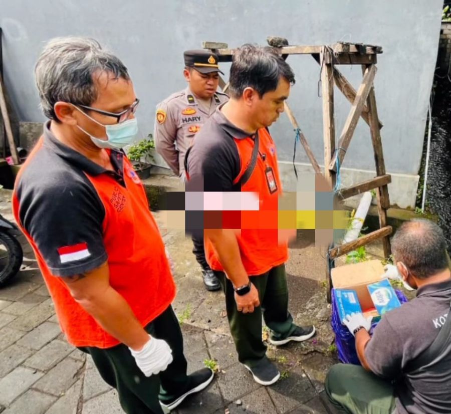 Tim BPBD bersama Polisi melakukan evakuasi orok yang ditemukan membusuk di selokan Kebo Iwo Selatan, Denpasar. Kasus ini masih diselidiki intensif. (foto/hes)
