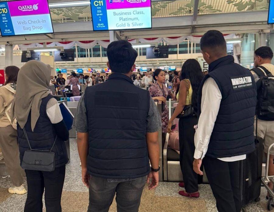 Kantor Imigrasi Kelas I Khusus TPI Ngurah Rai mendeportasi wanita asal Nigeria berinisial IO setelah terbukti melanggar aturan keimigrasian dengan overstay selama 93 hari di Indonesia. (foto/hes)