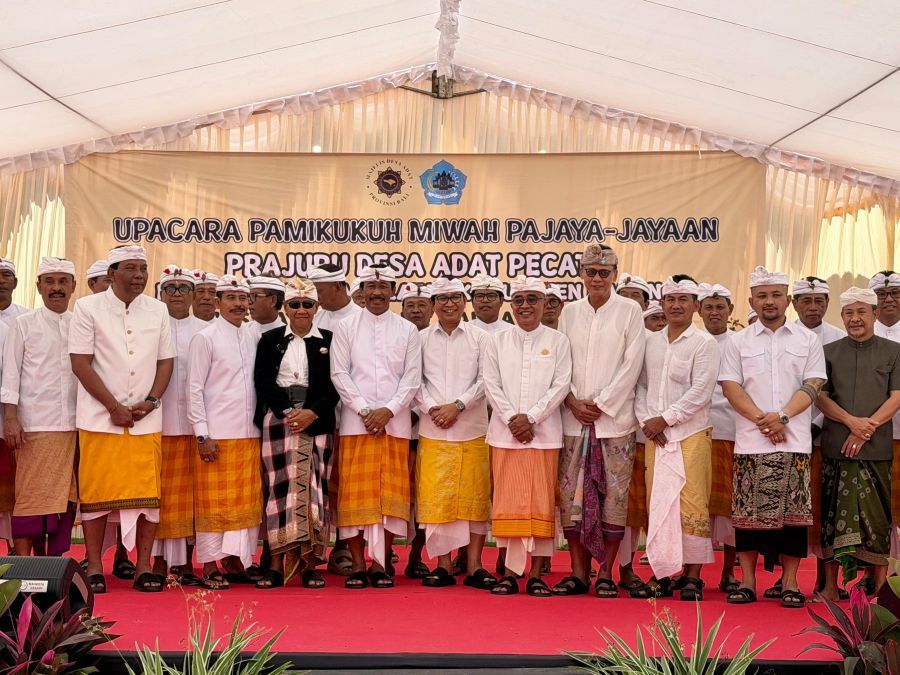 podiumnews.com-Pamikukuh Prajuru Desa Adat Pecatu, Bupati Badung Tekankan Sinergi