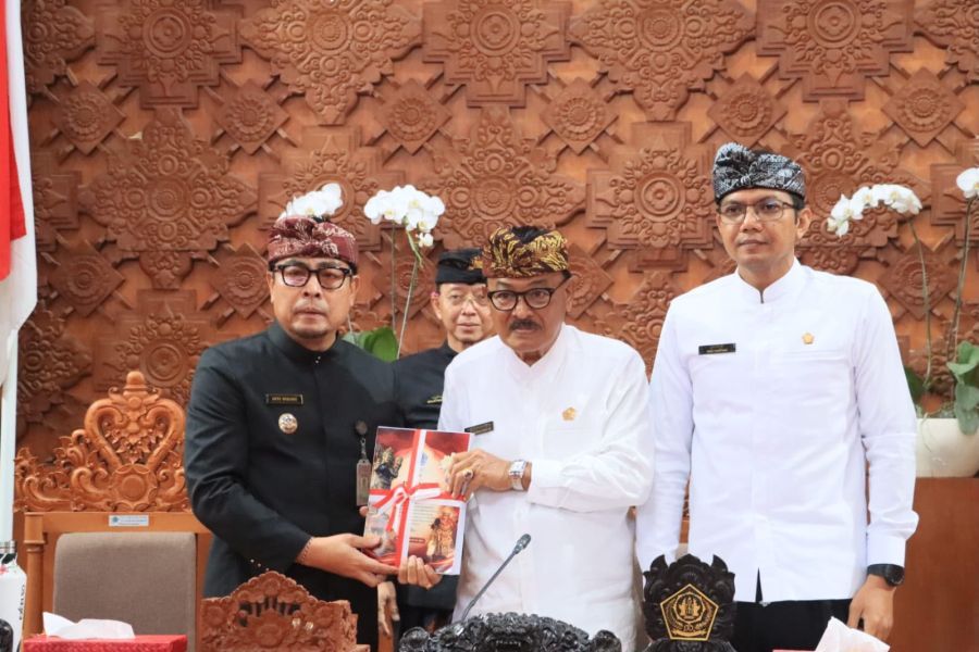 Wakil Walikota Denpasar, I Kadek Agus Arya Wibawa bersama Ketua DPRD Kota Denpasar, I Gusti Ngurah Gede, dan Wakil Ketua DPRD Made Oka Cahyadi Wiguna dalam Rapat Paripurna ke-11 Masa Persidangan II DPRD Kota Denpasar, di Ruang Sidang DPRD Kota Denpasar, Bali, Kamis (6/8/2026). (foto/sukadana)