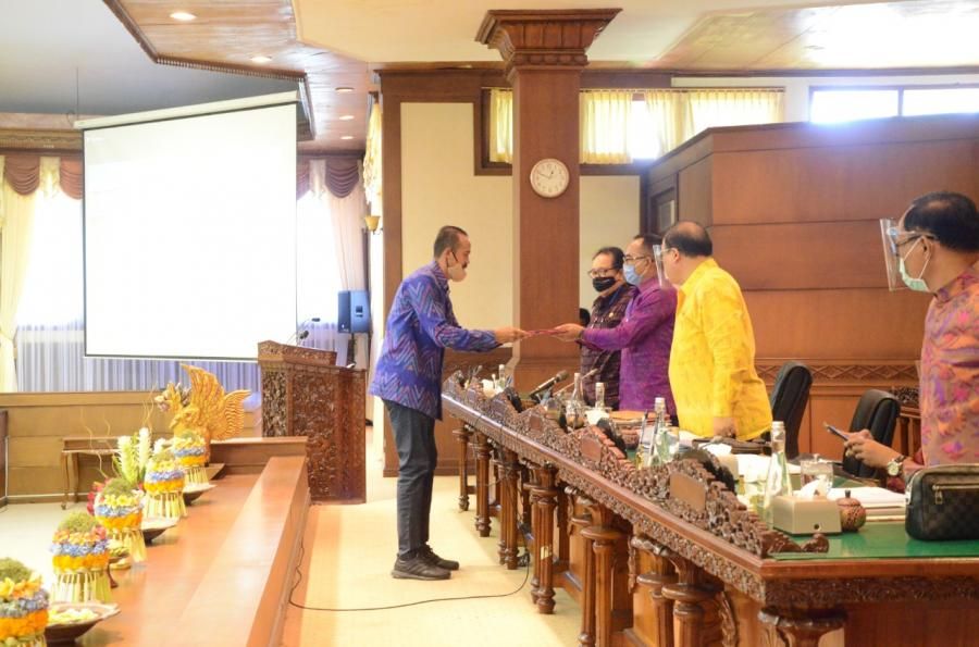 podiumnews.com-Sampaikan PU, Fraksi di DPRD Bali Dukung Pembahasan Ranperda RUED