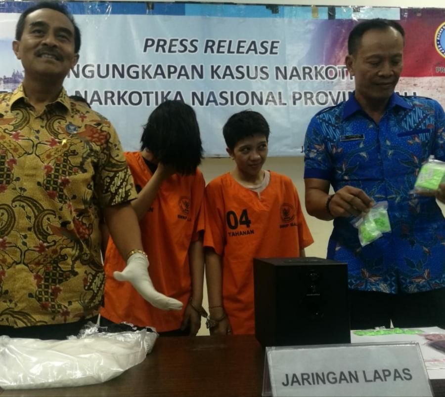 podiumnews.com-Pasangan Lesbi Pembawa 2 Kg Sabu dan Ratusan Extasi Dilimpahkan