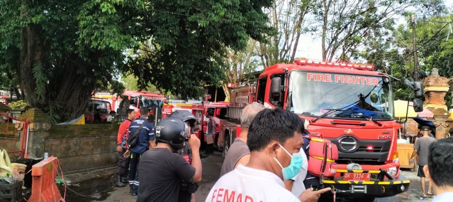 Pasar Pasah Pemedilan yang terletak di Jalan Gunung Batur, Kelurahan Pemecutan, Denpasar Barat, Denpasar, Bali, ludes terbakar, Rabu (13/5/2026) sore. (foto/hes)