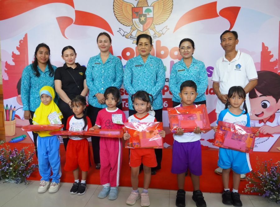 Ketua TP PKK Provinsi Bali, Ny. Putri Suastini Koster, menghadiri Pasar Rakyat TP PKK Provinsi Bali “Berbelanja dan Berbagi” di Kabupaten Badung, Bali, Jumat (9/10/2026). (foto/sukadana)
