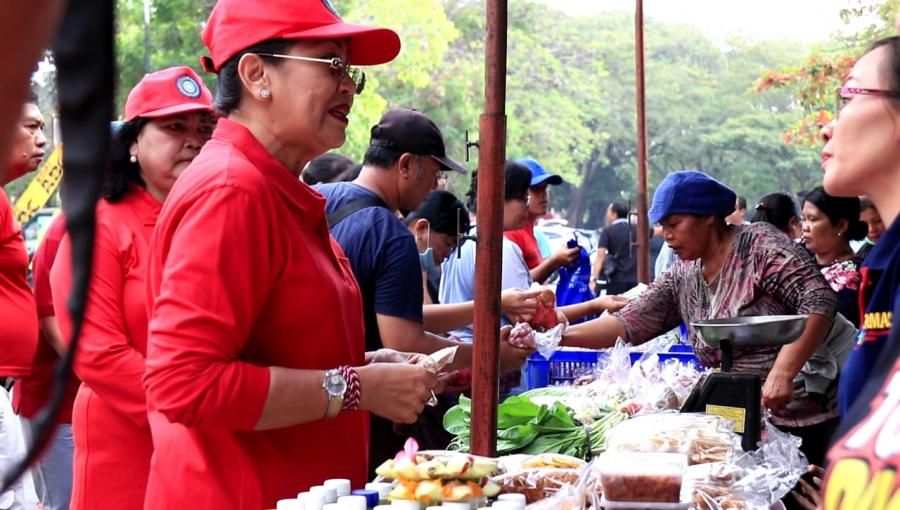 podiumnews.com-Ny. Putri Koster Harapkan Pasar Murah Ringankan Beban Masyarakat