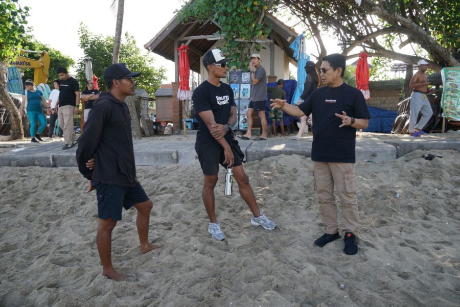 podiumnews.com-Pasca Abrasi, Pemkab Badung Tata Pasir Pantai Kuta