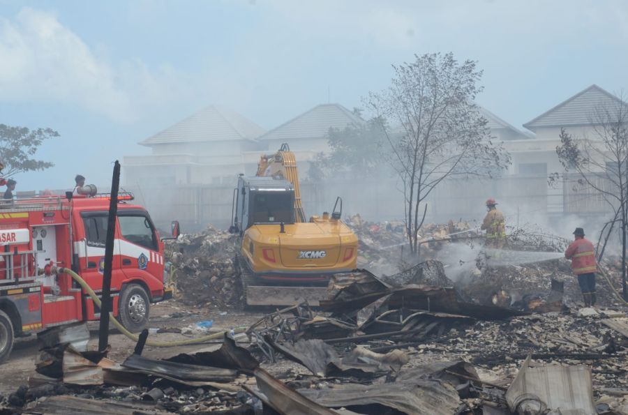 Petugas masih terus menangani dampak kebakaran di Jalan Nakula, Desa Pemecutan Klod, Denpasar, Bali. (foto/sukadana)