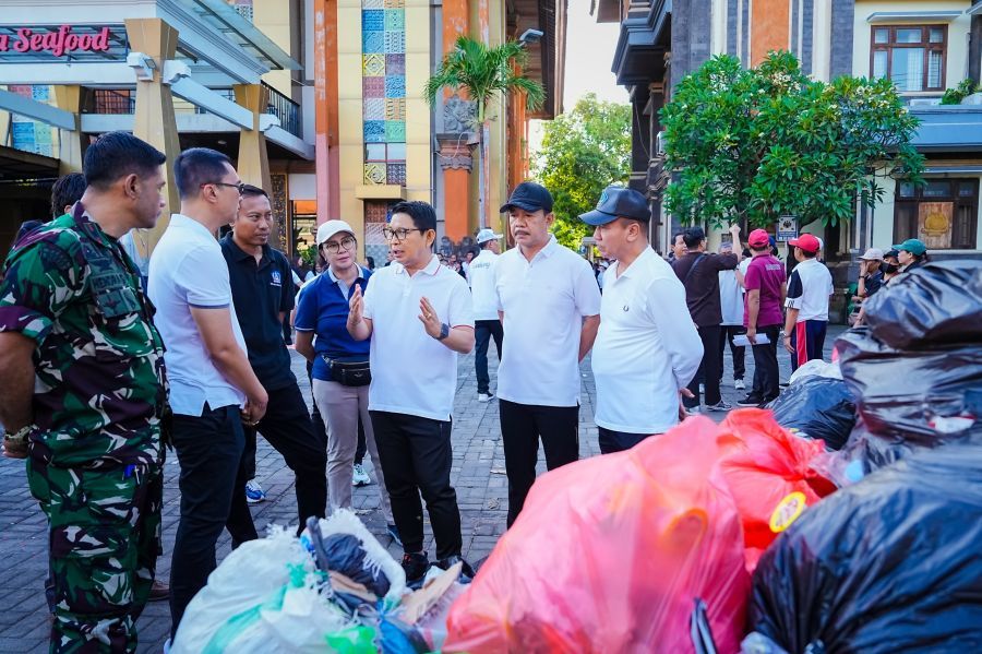 Bupati Badung I Wayan Adi Arnawa memimpin aksi Pengawasan dan Penegakan Hukum Lingkungan pada sektor Horeka serta sektor perdagangan di wilayah Kelurahan Kuta, Kecamatan Kuta, Badung, Bali, Jumat (8/5/2026). (foto/adi)