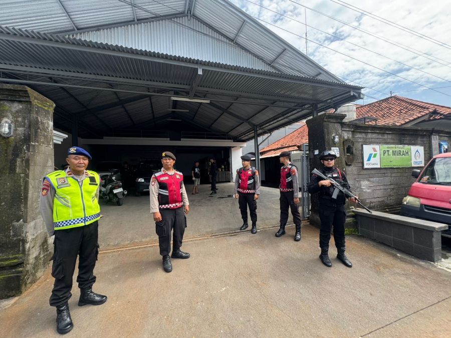 Personel Polda Bali melakukan pengawasan dan pengecekan ke lokasi distributor gas elpiji PT. Mirah di Jalan Sekar Tunjung, Kesiman, Kertalangu, Denpasar Timur, Denpasar, Bali, Kamis (5/3/2026). (foto/hes)