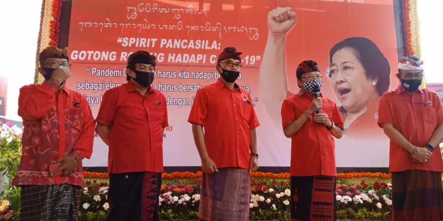 podiumnews.com-PDIP Bali Serahkan Bantuan 30 Ton Beras untuk Kader dan Masyarakat 
