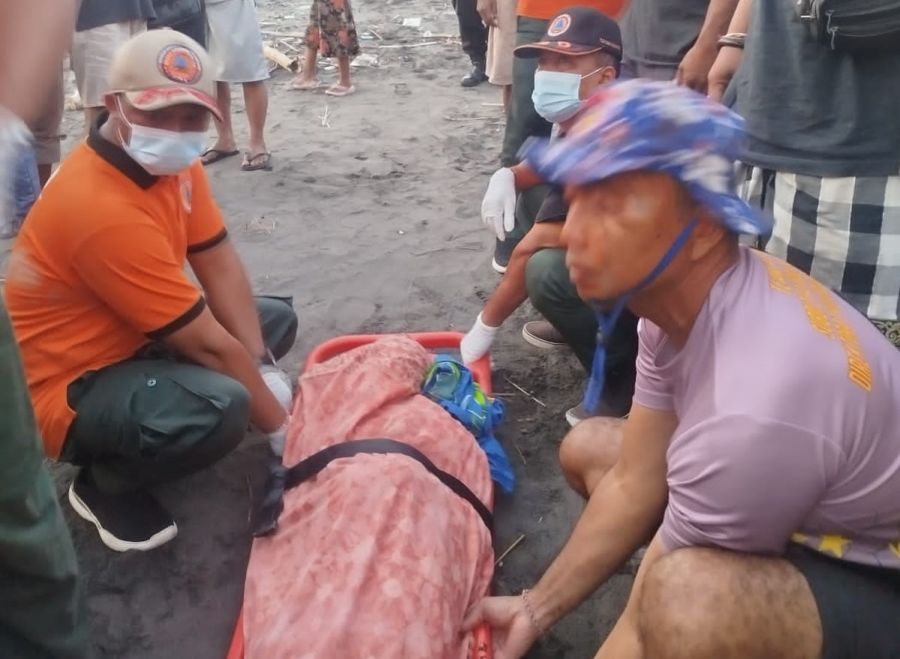 Petugas mengevakuasi jenazah Arga Aditya Rizki yang tewas terseret arus Pantai Muara Tangtu, Desa Kesiman Kertalangu, Denpasar Timur, Denpasar, Bali, Jumat (28/11/2025). (foto/hes)