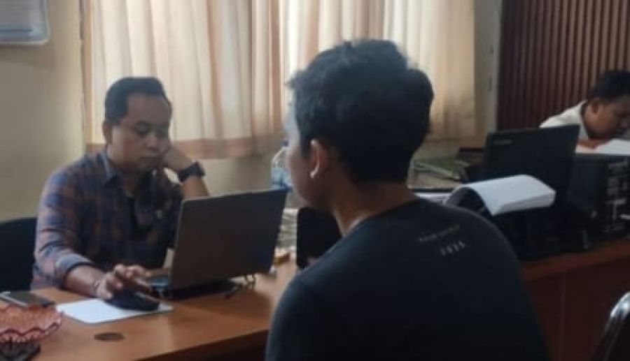 Polisi memeriksa IWCA, pelaku begal pantat wanita yang terjadi di Banjar Kutaraga, Desa Bongkasa, Kecamatan Abiansemal, Badung, Bali, Senin (17/8/2026). (foto/hes)