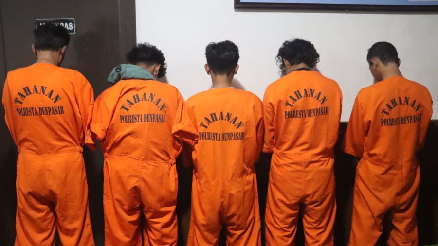 Tim gabungan Polresta Denpasar meringkus para pelaku pengeroyokan dan pembakaran terhadap dua anak buah kapal (ABK), Egi dan Hisam yang tewas di Pelabuhan Benoa, Denpasar, Bali, Jumat (10/4/2026). (foto/hes)