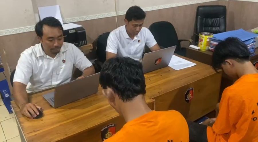 Penyidik Satreskrim Polres Badung sedang memeriksa pelaku pembunuhan DAD, tukang cuci motor yang ditemukan tewas terkubur di areal persawahan di Jalan Antasura, Abiansemal, Badung, Bali. (foto/hes)