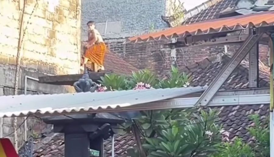 Tersangka MAA yang naik ke atap setelah diduga mencoba memperkosa seorang terapis spa di Jalan Tukad Baru, Desa Dauh Puri Kauh, Kecamatan Denpasar Barat, Denpasar, Bali. (foto/hes)