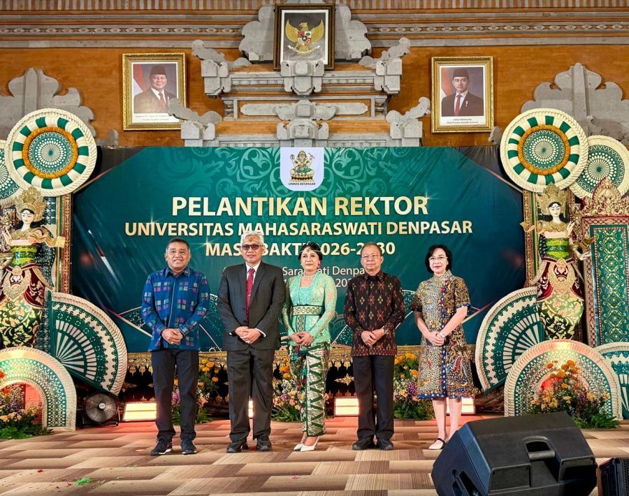 Gubernur Bali Wayan Koster menghadiri pelantikan Rektor Universitas Mahasaraswati Denpasar, I Ketut Sukewati Lanang Putra Perbawa, di Auditorium Saraswati Universitas Mahasaraswati Denpasar, Bali, Sabtu (21/2/2026). (Foto/sukadana)