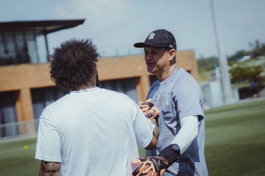 podiumnews.com-Pelatih Bali United Bertemu Legenda Real Madrid, Ternyata Sekampung di Brasil