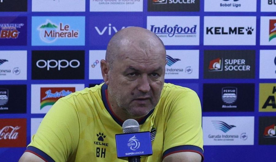 Pelatih Persib Bandung, Bojan Hodak memberi keterangan jelang laga kontra Persijap Jepara di Stadion Gelora Bandung Lautan Api (GBLA), Bandung, Jawa Barat. (persib.co.id)