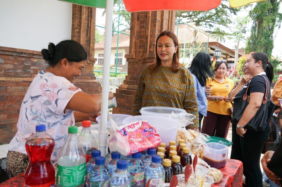 Ketua GOW Badung, Nyonya Yunita Alit Sucipta, membuka pelatihan garnish di Desa Carangsari, Petang. (foto/sukadana)
