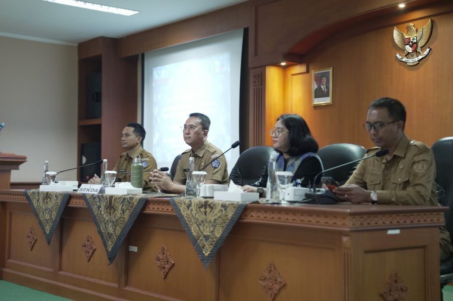 Sekda Badung Ida Bagus Surya Suamba membuka Pelatihan Manajemen Sistem Pemerintahan Berbasis Elektronik (SPBE) di Ruang Samasta BKPSDM Kabupaten Badung, Bali, Senin (14/9/2026). (foto/adi)