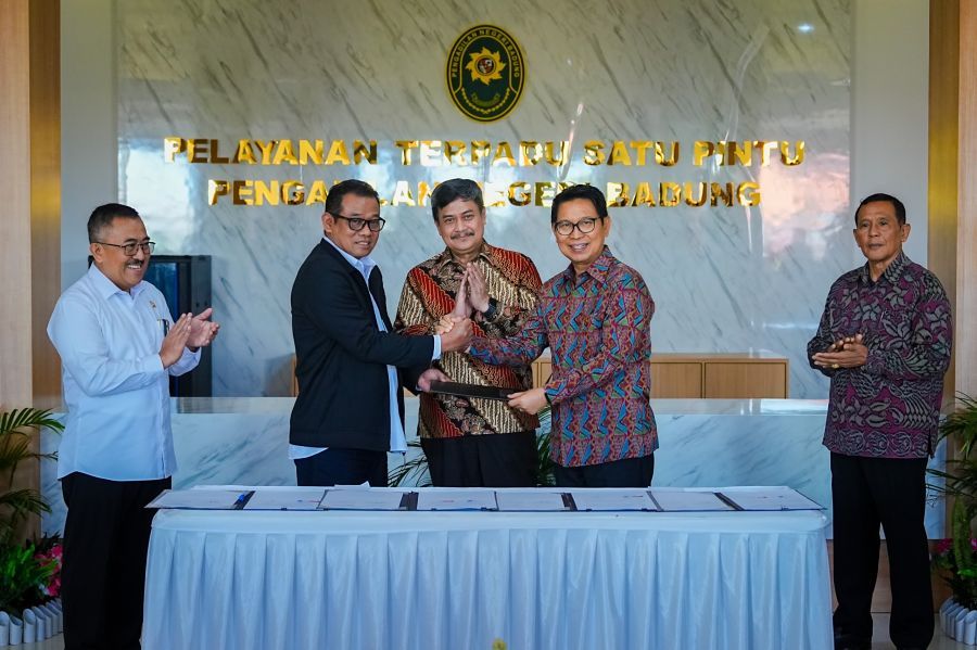 Bupati Badung I Wayan Adi Arnawa menyerahkan Hibah Barang Milik Daerah (HBMD) kepada Wakil Ketua Mahkamah Agung RI Bidang Non Yudisial, Dwiarso Budi Santiarto di Kantor Pengadilan Negeri (PN) Badung, Jalan Raya Terminal Mengwi, Kecamatan Mengwi, Badung, Bali, Senin (22/12/2025). (foto/adi)