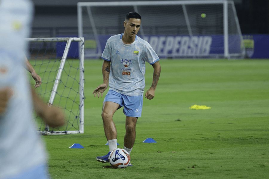 Pemain Persib Bandung, Eliano Reijnders menjadi salah satu pemain yang mendapat panggilan untuk menjadi bagian dari Tim Nasional Indonesia. (persib.co.id)