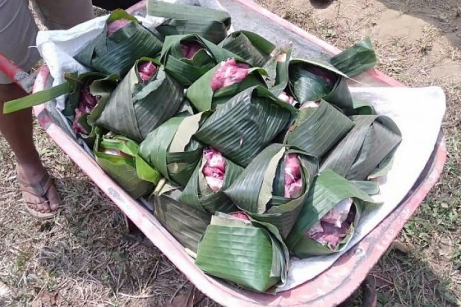 podiumnews.com-Pembagian Daging Kurban di Surabaya Gunakan Daun Pisang