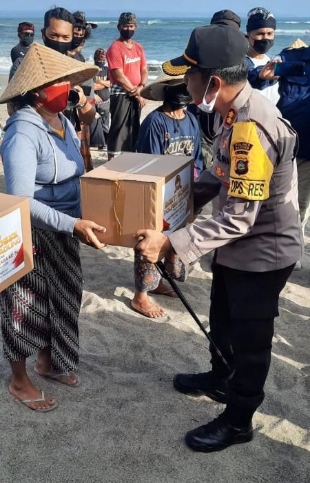 podiumnews.com-Kapolres Badung Bagikan Sembako untuk 80 Nelayan di Canggu