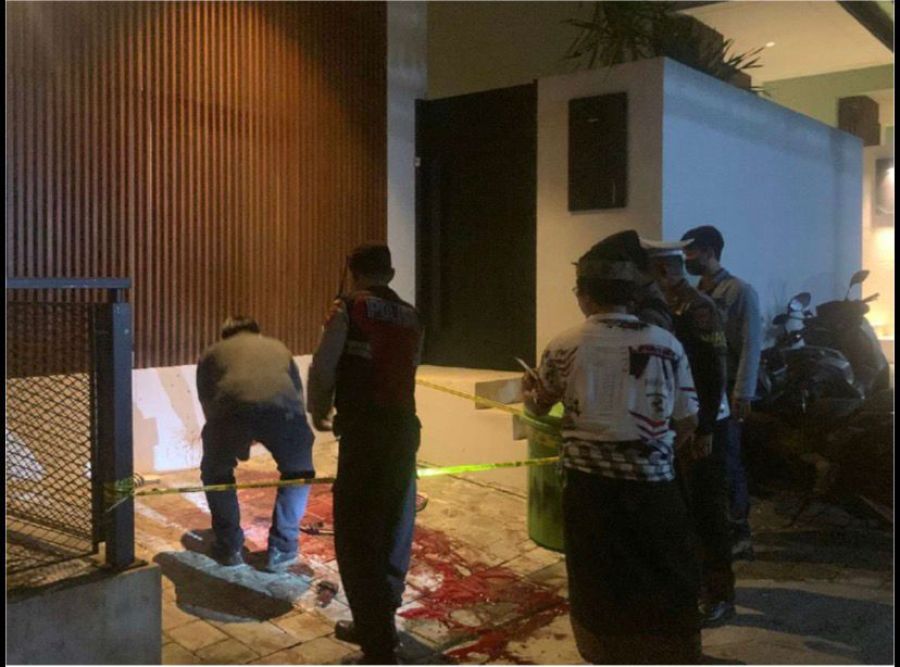 Peristiwa penusukan hingga menewaskan Rene Pouw (49) asal Belanda di depan Vila Amira nomor 1 Banjar Anyar Kelod, Kecamatan Kuta Utara, Badung, Bali, Senin (23/3/2026) sekitar pukul 22.50 Wita masih terus diselidiki aparat kepolisian Polres Badung. (Foto/hes)