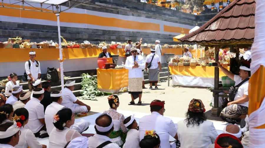 podiumnews.com-Pemelaspasan Pura Lempuyang Madya, Wagub Bali Ajak Perkuat Semangat Menyama Braya