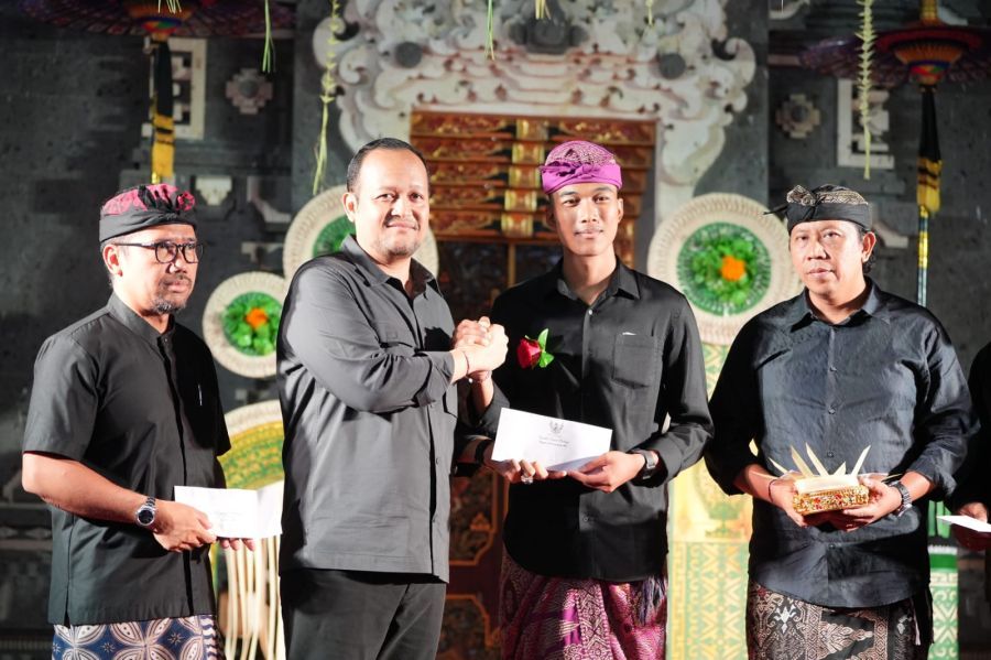 podiumnews.com-Pemkab Badung Bantu Kegiatan ST Dwi Tunggal Rp20 Juta