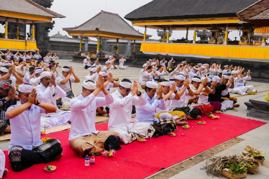 Sekda Badung Ida Bagus Surya Suamba saat memimpin pelaksanaan Bhakti Penganyaran Pemkab Badung di Pura Kahyangan Jagat Pasar Agung Besakih, Giri Tohlangkir, Desa Sebudi, Kecamatan Selat, Kabupaten Karangasem, Bali, Senin (26/10/2026). (foto/adi)