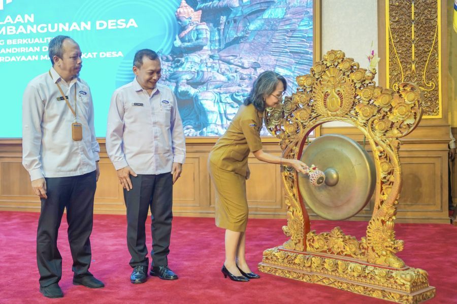 Asisten I Bidang Pemerintahan dan Kesejahteraan Rakyat Setda Badung, Luh Suryaniti saat membuka Workshop Evaluasi Pengelolaan Keuangan dan Pembangunan Desa Tahun 2026 di Ruang Kertha Gosana, Puspem Badung, Bali, Senin (19/10/2026). (foto/adi)
