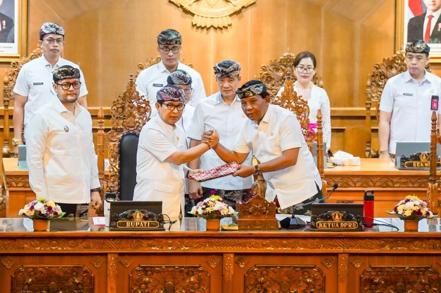 Bupati Badung I Wayan Adi Arnawa menyampaikan penjelasan dan menandatangani Nota Kesepakatan saat Rapat Paripurna Masa Persidangan Pertama, di Ruang Utama Gosana, Gedung DPRD, Puspem Badung, Bali, Kamis (6/8/2026). (foto/adi)