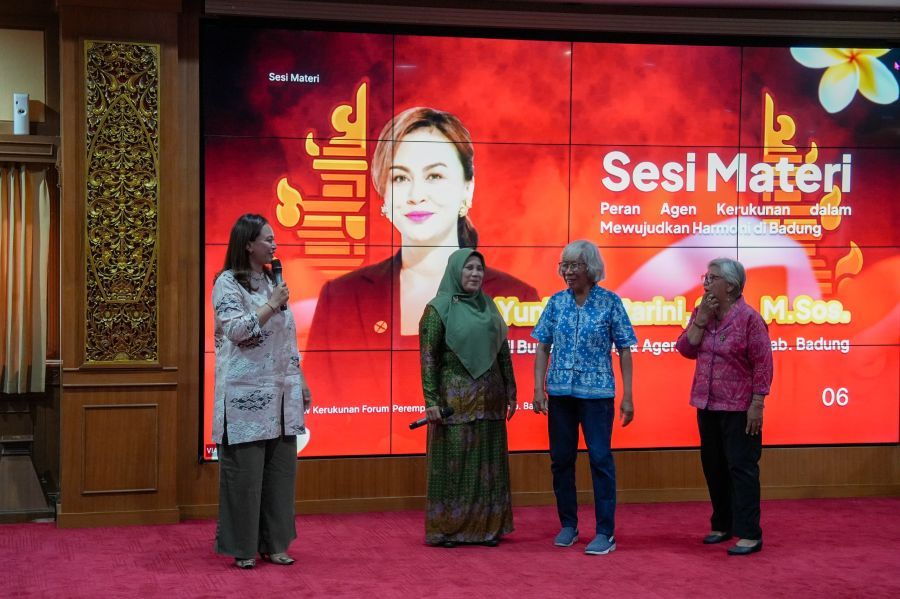 Asisten Bidang Administrasi Umum I Wayan Wijana bersama Ketua TP. PKK Nyonya Rasniathi Adi Arnawa, dan Ketua GOW Nyonya Yunita Alit Sucipta saat Talkshow Lintas Agama di Ruang Rapat Madya Gosana Lantai III, Gedung DPRD Kabupaten Badung, Bali, Senin (19/10/2026). (foto/adi)