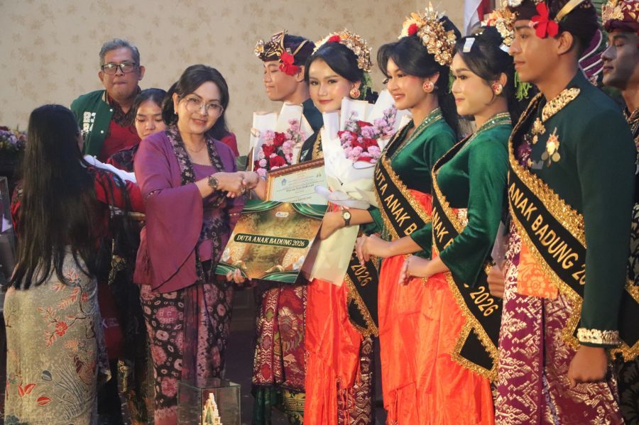 Ketua TP PKK Badung Ny. Rasniathi Adi Arnawa menghadiri Puncak Final Pemilihan Duta Anak Badung Tahun 2026 di Puspem Badung. (foto/sukadana)