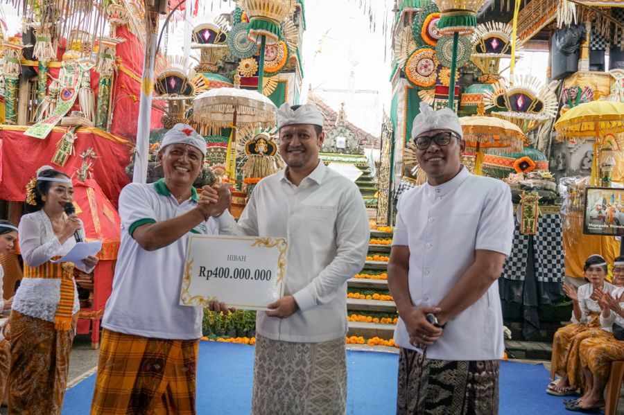 Wakil Bupati Badung Bagus Alit Sucipta menghadiri upacara Ngenteg Linggih di Pura Kawitan Arya Bongaya Batan Jeruk Kepakisan, Desa Mambal, Abiansemal, Sabtu (20/12/2025). (foto/adi)