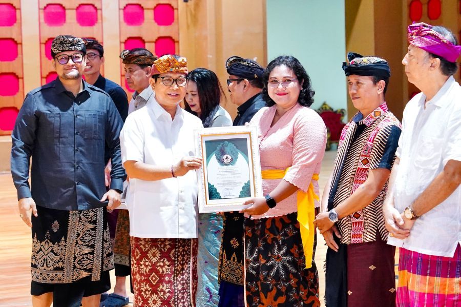 Bupati Badung I Wayan Adi Arnawa dan Wabup Bagus Alit Sucipta saat hadiri acara Koordinasi dan Evaluasi Percepatan PSBS di Sektor Pariwisata yang berlangsung di Balai Budaya Giri Nata Mandala, Puspem Badung, Bali, Kamis (7/5/2026). (foto/adi)