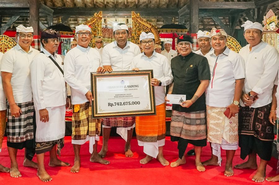 Bupati Badung I Wayan Adi Arnawa menghadiri Karya Ngerehan di Pura Dalem Sakenan, Desa Munggu, Kecamatan Mengwi, Minggu (18/1/2026). (foto/adi)