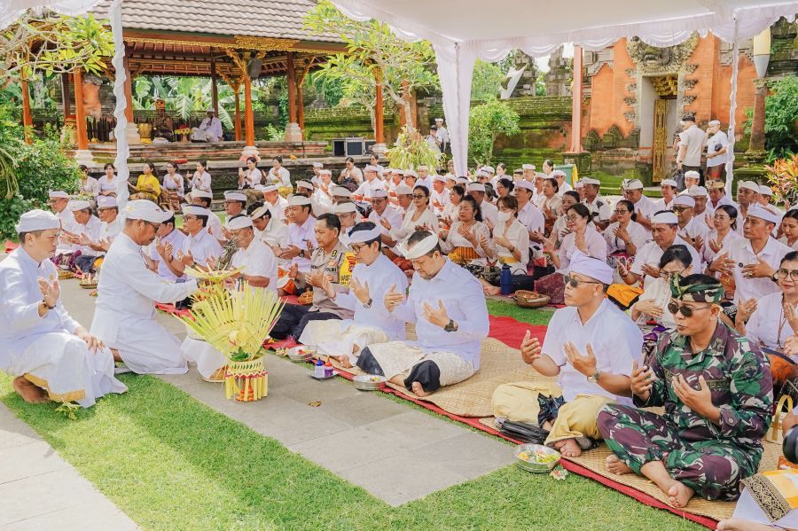 Pemerintah Kabupaten Badung melaksanakan persembahyangan bersama di Pura Lingga Bhuwana, Puspem Badung, Bali, bertepatan dengan buda kliwon pahang, Rabu (24/12/2025). (foto/adi)